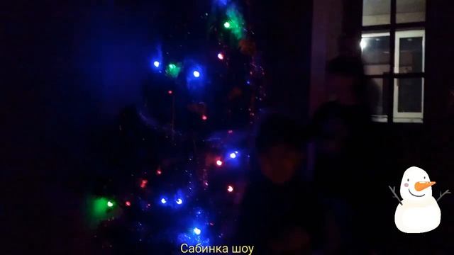Наряжаем ёлку скоро новый год !