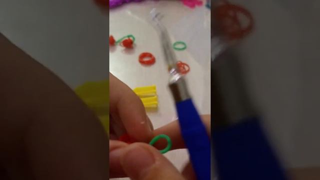 вишня из резинок. сколько надо резинок для вишни: 16 красных, 2 зелëных. смотреть онлайн