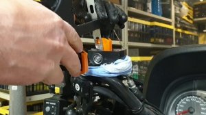 Замена смотрового окошка тормозной машинки (бачка тормозной жидкости).