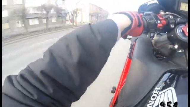 Первые покатушки в сезоне /Honda CBR954RR смотреть онлайн