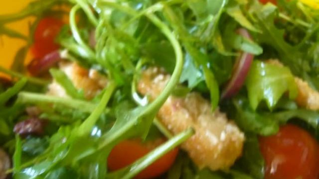 Рецепт салата Салат с рукколой и жареной куриной грудкой смотреть онлайн