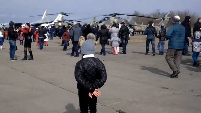 Гуляем хотели посмотреть на сомолеты штото пошла нитак сильный ветер сомолеты не полетели смотреть онлайн