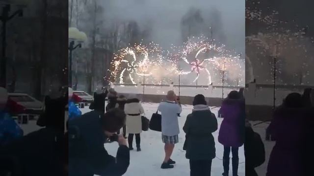ProGorod11.ru По Сыктывкару зимой ходит полураздетый мужчина в шортах и рубашке смотреть онлайн