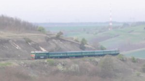 Пассажирский поезд ползет вверх по краю обрыва