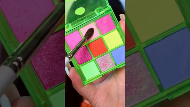 Сохраняй туториал как сделать креативный макияж двойными твёрдыми лайнерами от 7DAYS B.COLOUR?? смотреть онлайн