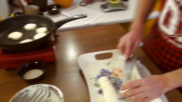 Вкуснейшие сырники на завтрак!? Эксперимент) Какие вкуснее, на муке или манке? смотреть онлайн