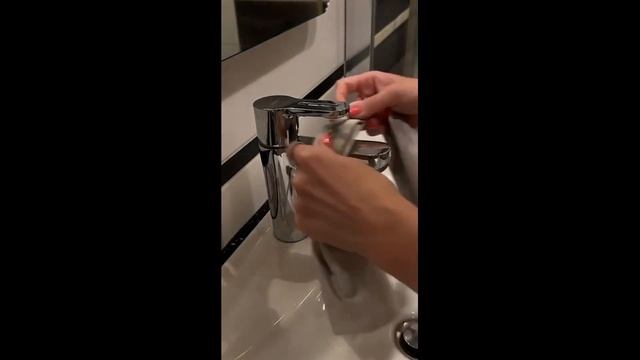 Как избавиться от разводов на сантехнике с помощью воска #shortsvideo #своимируками #лайфхаки смотреть онлайн