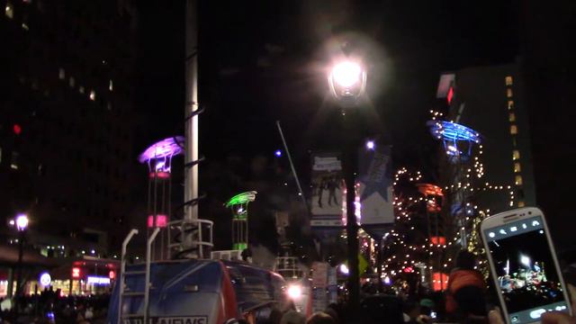 Как американцы встречают новый год в центре города. Опускание шара и фейерверк. смотреть онлайн