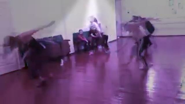 я вся в чорном стою ззади и танцую.Ето я хожу на танцы смотреть онлайн