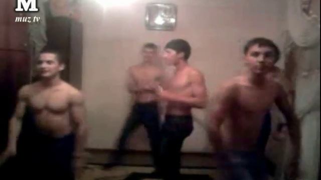 Парни танцуют и поют смешно смотреть онлайн