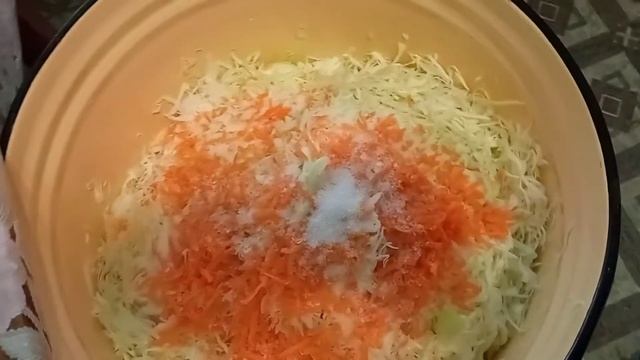 Хрустящая квашеная капуста в собственном соку. смотреть онлайн
