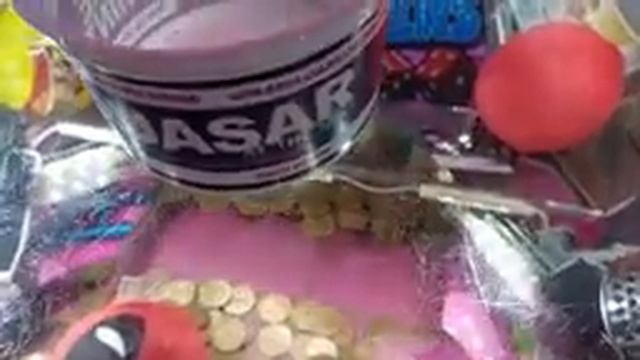 2p Machine Arcade Coin Pusher "Snakes & Ladders" Trying to win the £5 note! (Part 1 ) смотреть онлайн