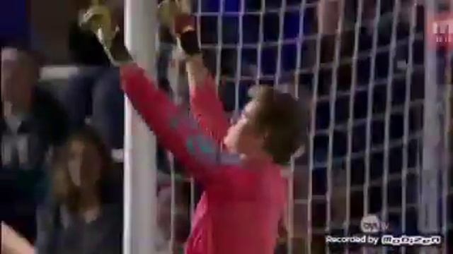 Вратарь отбил 5 пенальти лицом!!! смотреть онлайн