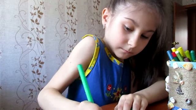 Девочка рисует свой двор смотреть онлайн