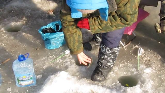 зимняя рыбалка,корюшка в Посьете смотреть онлайн