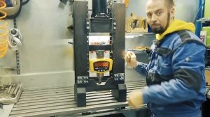 Сравнение 3 типов гвоздей. Гладкий, ершёный и спиральный. Тест динамометром.