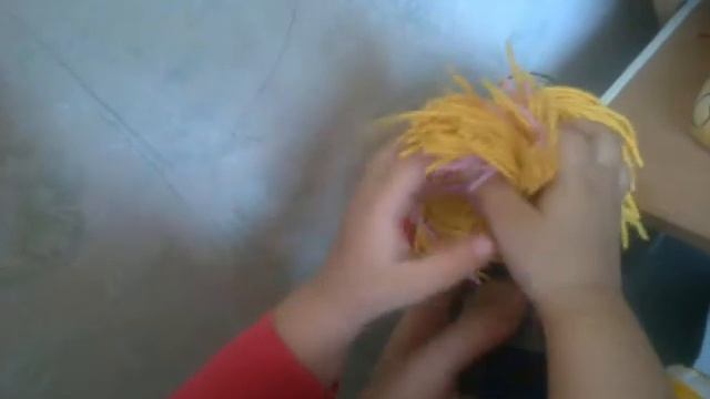 Забава в 2,4 года сама делает прическу !!! смотреть онлайн