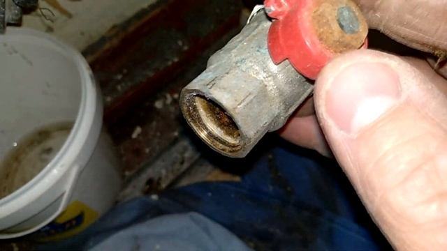 Был бы неминуемый потоп в квартире, если бы хозяйка не заменила вод. стояки!Замена вводных кранов. смотреть онлайн