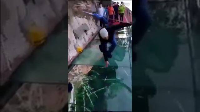 Стеклянный мост в Китае начал трескаться смотреть онлайн