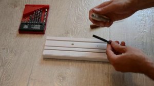 Как сделать дополнительное отверстие в потолочном карнизе.