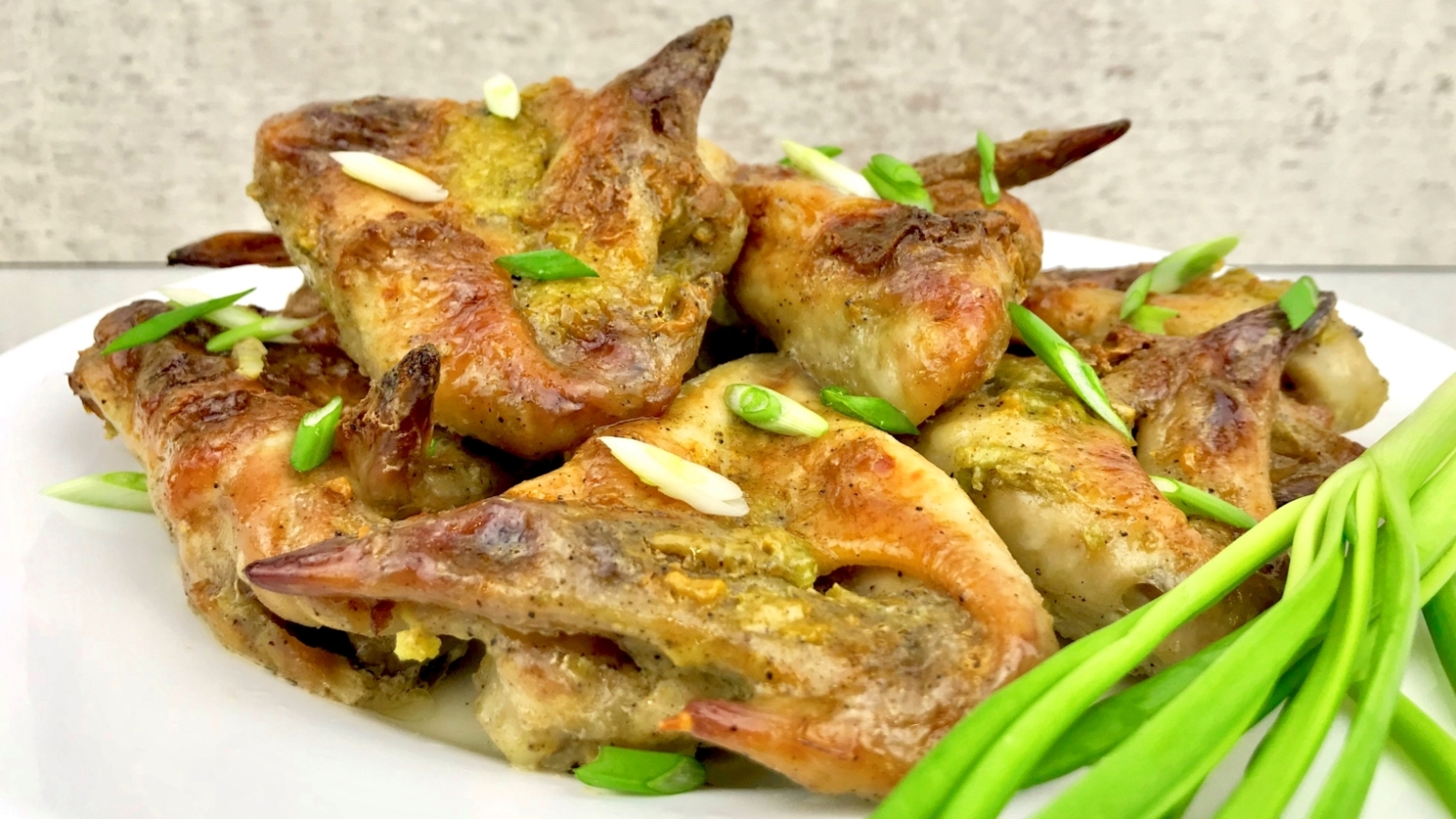 Куриные крылышки в сметанном соусе. Нежные и сочные .mp4 смотреть онлайн