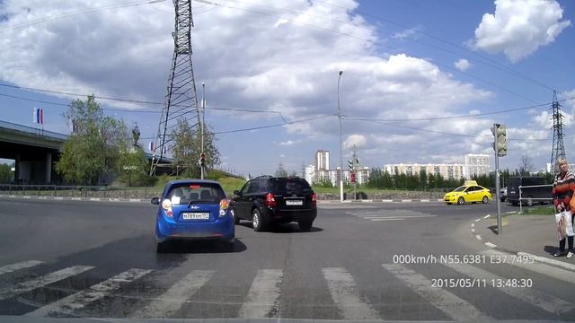 Выезд на перекресток при включенном красном сигнале светофора (11 мая 2015 г.) смотреть онлайн