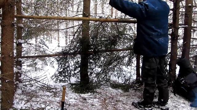 Один в зимнем лесу|Укрытие из лапника|Быстрый обед на костре|Alone in the winter forest| смотреть онлайн