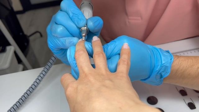 "ЧАЕВЫЕ МНЕ ОСТАВЛЯЮТ по 5 ТЫСЯЧ!" МУЖЧИНА МАСТЕР МАНИКЮРА смотреть онлайн