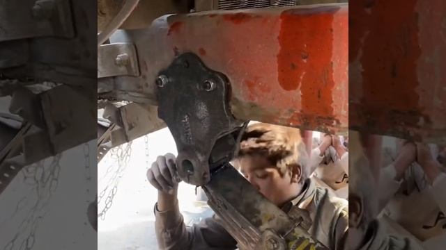Truck Accident on the Road видео из Facebook Ремонт грузовиков в Пакистане смотреть онлайн