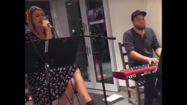 Nina Steen-Hansen og Daniel Marken - Gjennom Sorga Går En Sang смотреть онлайн