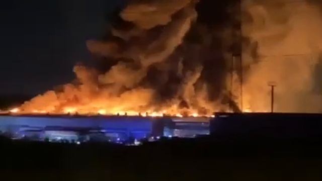 В Самарской области горит цех предприятия, площадь пожара — 6 тысяч квадратных метров смотреть онлайн