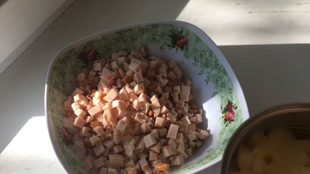 Вкусный салат с копченой курицей и ананасами. Необычайно вкусно! Украсит любой праздничный стол!!!! смотреть онлайн