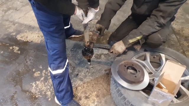 Ford Explorer 3 4.6 - Замена передний амортизаторов, шаровых опор, рулевых тяг и наконечников смотреть онлайн