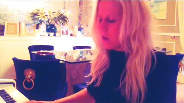 Drake "Hold on we're going home" cover #drake#cover#piano#blonde#italian#girl смотреть онлайн