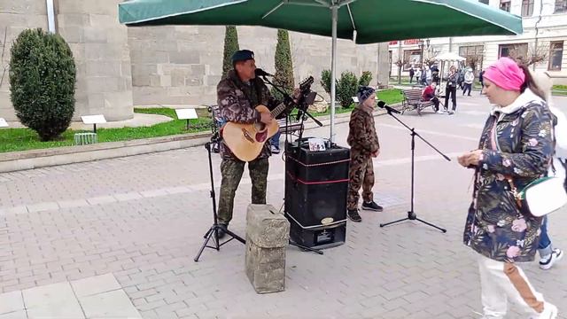 Кисловодск. "Пятачок". Поет Виктор Страхов с сыном. 22.04.2023 г. смотреть онлайн