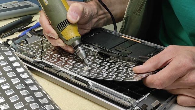Замена клавиатуры на MacBook PRO 16" 2019 года А2141 смотреть онлайн