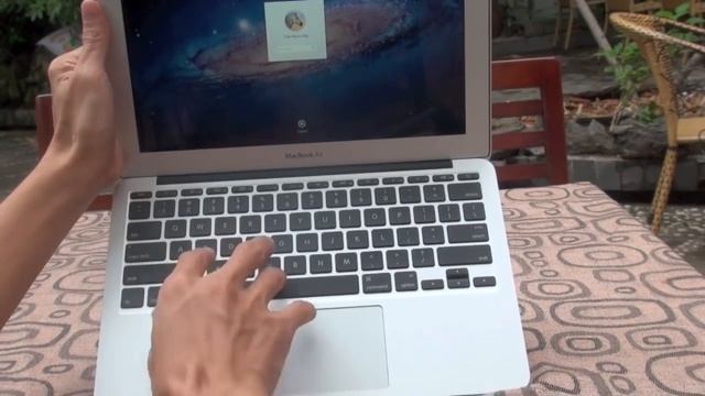 Tinhte vn Trên tay MacBook Air 11" 2011 смотреть онлайн