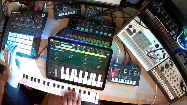First try with beatmaker 3, improvised housetune using Ipad air controlled by bluetooth midi смотреть онлайн