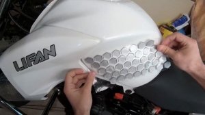 Как правильно наклеить наклейки на мотоцикл