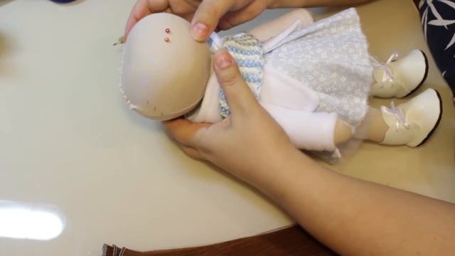 Шьем текстильную куклу. Часть 4. Крепление трессов под шапочку. Пришиваем руки и оформляем куклу смотреть онлайн