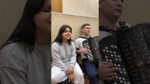 Девушка красиво поёт под баян