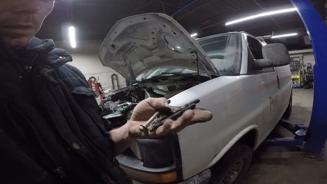 GMC Savana CHEVROLET Express Замена водянной помпы и главного радиатора смотреть онлайн
