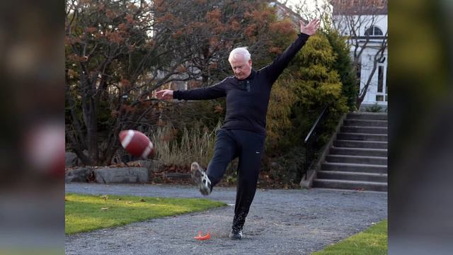 Governor General recreates a classic football kick смотреть онлайн