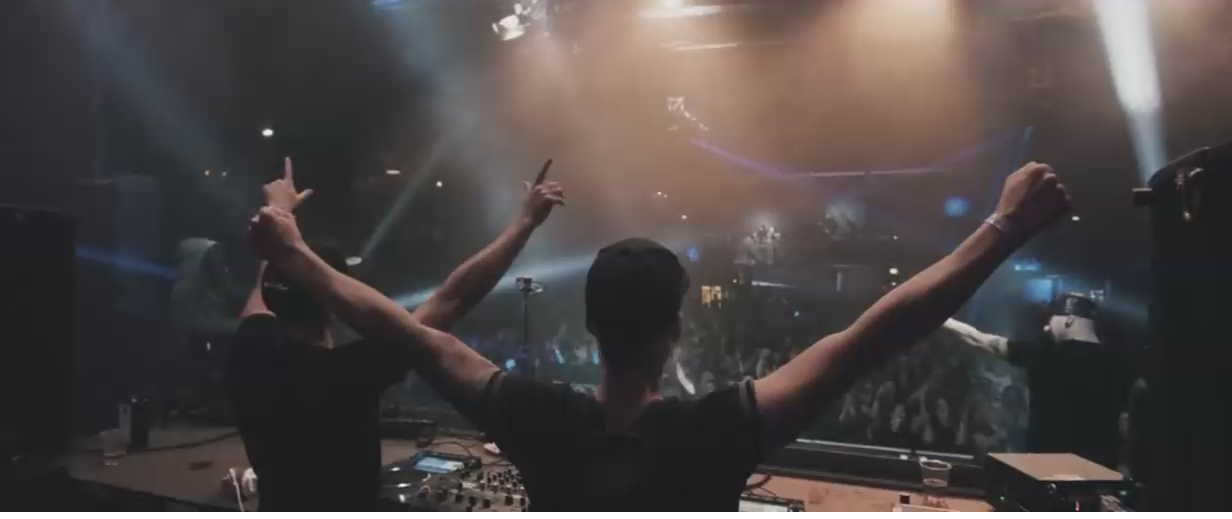 Zatox & Kronos feat. Dave Revan - Kings of the Front Row (Official Video) смотреть онлайн