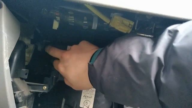 Замена салонного фильтра. Toyota Corolla (120,130 Кузов)