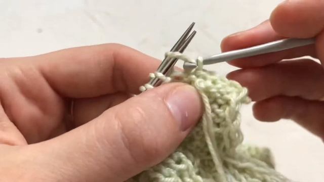 Как закрыть петли крючком сшивая две детали. смотреть онлайн
