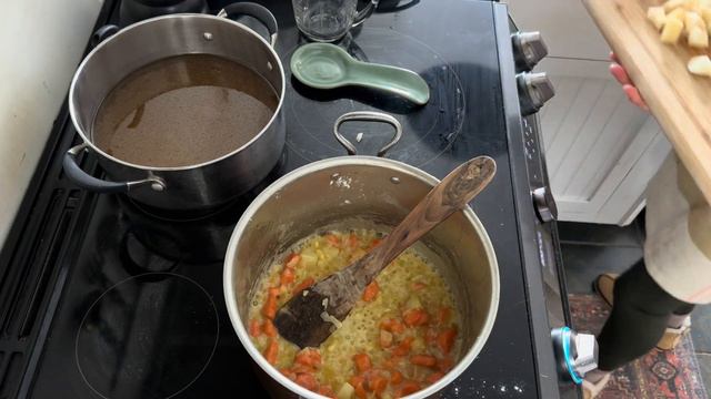 EASY crock pot chicken broth and sourdough biscuit pot pie! смотреть онлайн