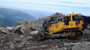 Komatsu D375A-8 работает в горах