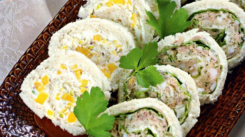 Рулеты из хлеба с тунцом, сыром и зеленью смотреть онлайн