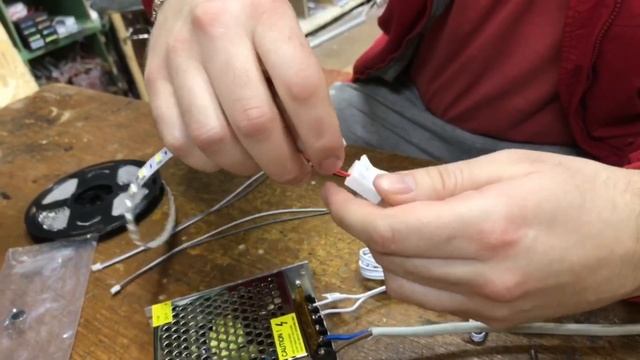 Подключение блока питания(трансформатора) с 220V на 12V, светодиодной ленты и датчика движения смотреть онлайн